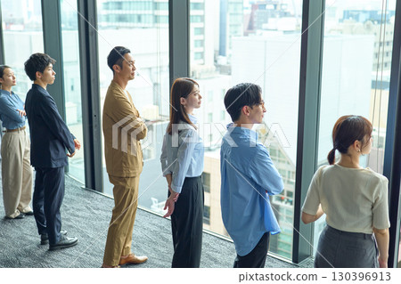 男人和女人並肩而立 130396913