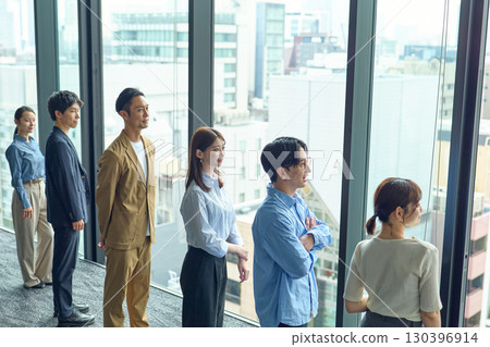 Men and women side by side 130396914