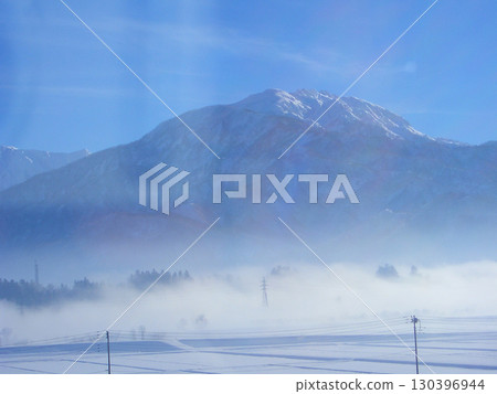 白雪皚皚、雲霧繚繞的新潟風景 01 130396944