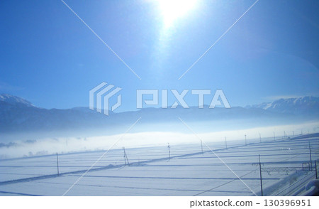 白雪皚皚、霧氣瀰漫的新潟風景 06 白雪皚皚、霧氣瀰漫的新潟風景 06 130396951