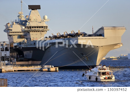 英國航空母艦威爾斯親王號停泊在東京灣 英國航空母艦威爾斯親王號停泊在東京灣 130397452