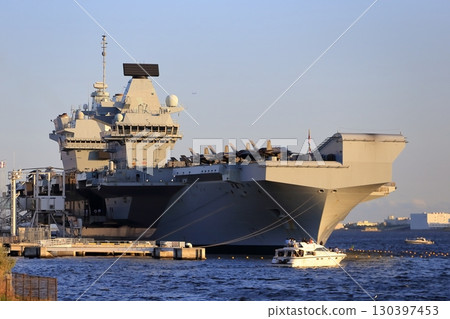 英國航空母艦威爾斯親王號停泊在東京灣 130397453
