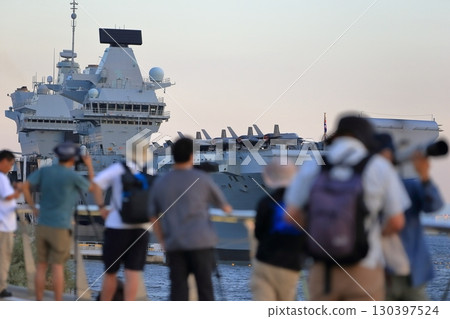 停泊在東京灣的英國航空母艦和畫廊 停泊在東京灣的英國航空母艦和畫廊 130397524