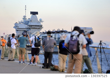 停泊在東京灣的英國航空母艦和畫廊 130397525
