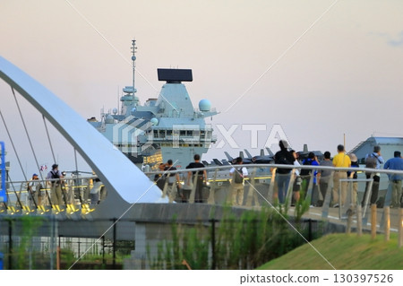 停泊在東京灣的英國航空母艦和畫廊 停泊在東京灣的英國航空母艦和畫廊 130397526