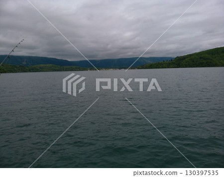 長野縣的野尻湖和山景 130397535