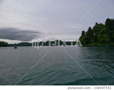 長野縣的野尻湖和山景 長野縣的野尻湖和山景 130397541