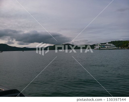 長野縣的野尻湖和山景 長野縣的野尻湖和山景 130397544