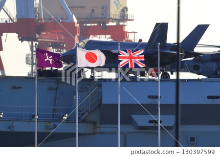 英國航空母艦威爾斯親王號停泊在東京灣 130397599
