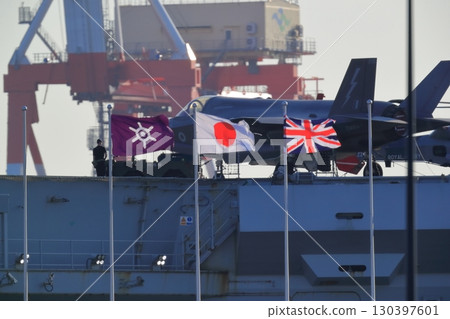 英國航空母艦威爾斯親王號停泊在東京灣 英國航空母艦威爾斯親王號停泊在東京灣 130397601