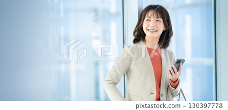 使用智慧型手機的女人 使用智慧型手機的女人 130397778
