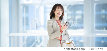 使用智慧型手機的女人 使用智慧型手機的女人 130397799