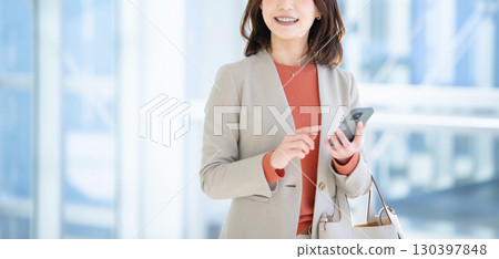 使用智慧型手機的女人 使用智慧型手機的女人 130397848