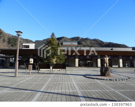 鬼怒川溫泉站和車站廣場在藍天映襯下閃閃發光 鬼怒川溫泉站和車站廣場在藍天映襯下閃閃發光 130397963