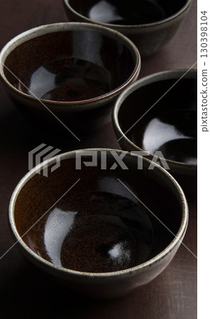 放在桌子上的盤子 130398104