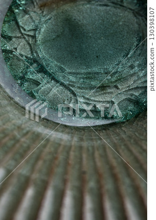 放在桌子上的盤子 放在桌子上的盤子 130398107