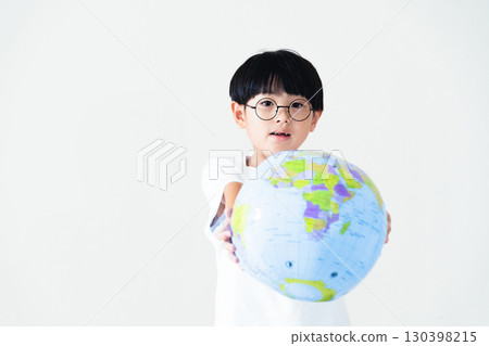 拿著地球儀球的男孩 130398215