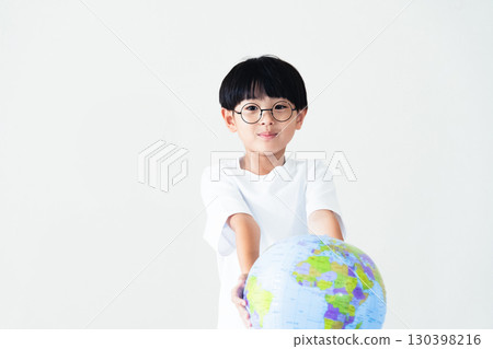 拿著地球儀球的男孩 130398216