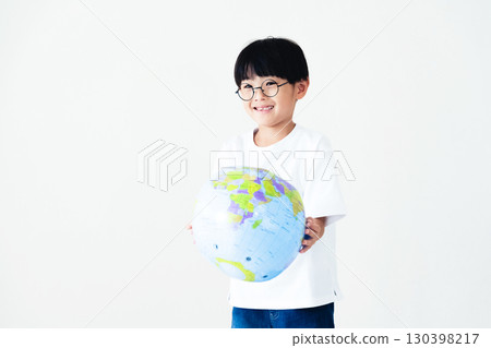 拿著地球儀球的男孩 130398217