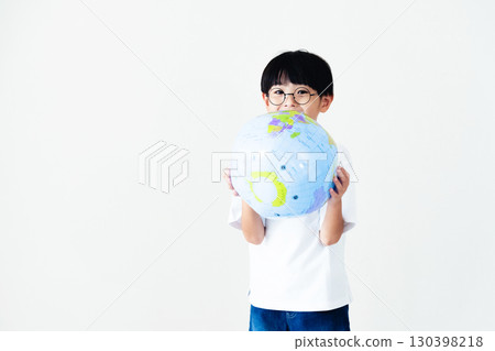 拿著地球儀球的男孩 130398218
