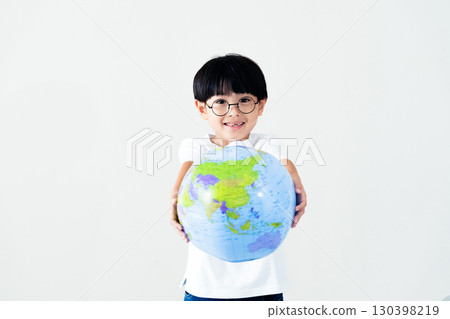 拿著地球儀球的男孩 130398219