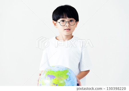 拿著地球儀球的男孩 130398220
