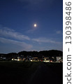 夏夜的月亮和城市燈光閃耀 130398486