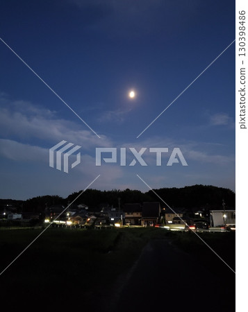夏夜的月亮和城市燈光閃耀 夏夜的月亮和城市燈光閃耀 130398486