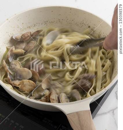 Make pasta 130398579