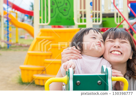 【寶寶和媽媽第一次玩遊樂設施】 130398777