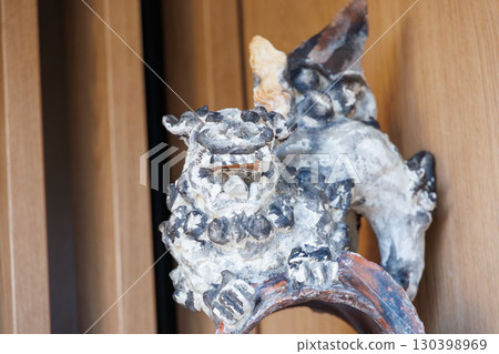 The entrance to a yakiniku restaurant in Naha. There is also a Shisa statue. Naha Tomari Port, Naha City, Okinawa Prefecture - June 26, 2025 130398969