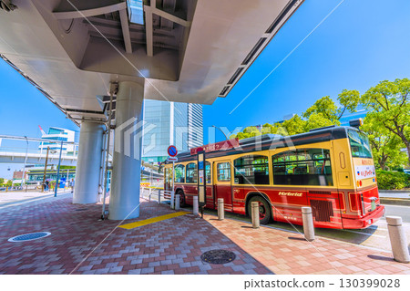 日本橫濱城市景觀，包括橫濱市營巴士、櫻木町站、市政廳出口、赤窟、橫濱市政廳 130399028