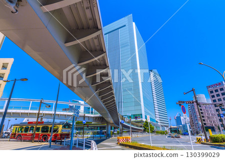 日本橫濱市街景：從橫濱市營巴士櫻木町站市政廳出口眺望赤窟、橫濱市政廳等 130399029