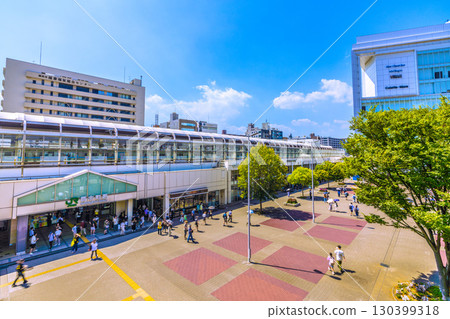 8 月 30 日，日本東京城市景觀。櫻木町站和其他地區的景色。 130399318