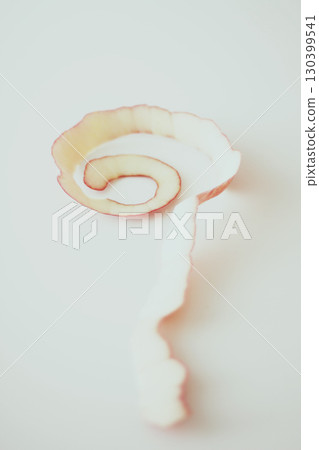 削蘋果:柔和的光線 削蘋果:柔和的光線 130399541