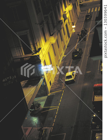 羅馬城市景觀、夜晚的後街、停車場的霓虹燈 130399641