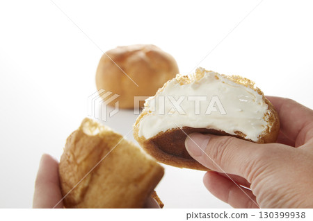 在白色背景的奶油餅 130399938