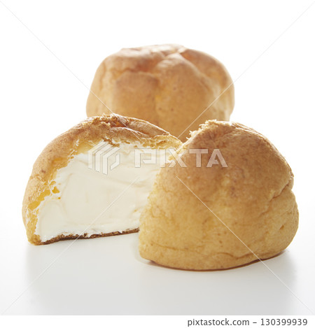 在白色背景的奶油餅 130399939