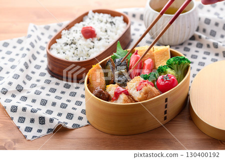色彩繽紛的日式便當和白米飯。這張日式便當圖片非常適合家庭午餐和廣告宣傳。 色彩繽紛的日式便當和白米飯。這張日式便當圖片非常適合家庭午餐和廣告宣傳。 130400192