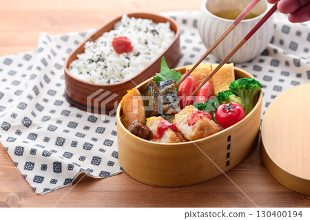 色彩繽紛的日式便當和白米飯。這張日式便當圖片非常適合家庭午餐和廣告宣傳。 130400194