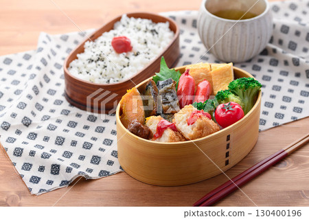 色彩繽紛的日式便當和白米飯。這張日式便當圖片非常適合家庭午餐和廣告宣傳。 130400196