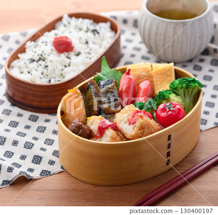 色彩繽紛的日式便當和白米飯。這張日式便當圖片非常適合家庭午餐和廣告宣傳。 130400197