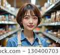 超市店員站在擺滿食品罐的貨架前 130400703
