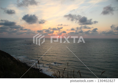 海上日落和滿天雲彩 海上日落和滿天雲彩 130402827