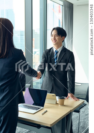 握手的商務人士 130403348