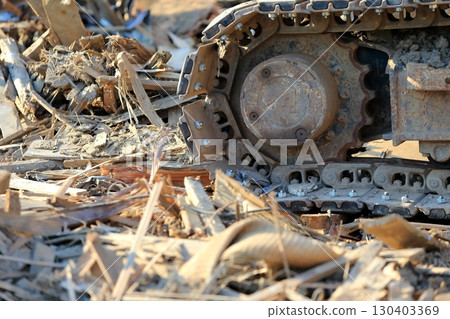 拆除現場的瓦礫堆圖片 拆除現場的瓦礫堆圖片 130403369