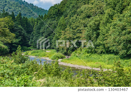 北川,流經滋賀縣高島市久月地區的一條清澈小河 北川,流經滋賀縣高島市久月地區的一條清澈小河 130403467