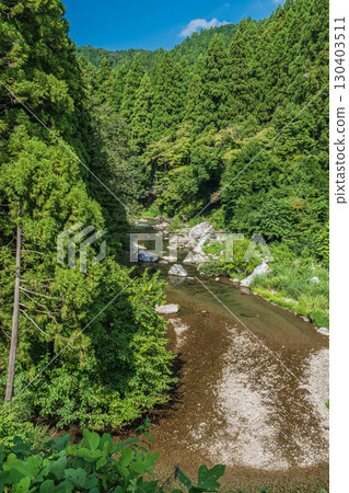 北川,流經滋賀縣高島市久月地區的一條清澈小河 北川,流經滋賀縣高島市久月地區的一條清澈小河 130403511