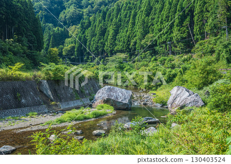 北川,流經滋賀縣高島市久月地區的一條清澈小河 北川,流經滋賀縣高島市久月地區的一條清澈小河 130403524