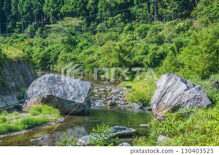 北川,流經滋賀縣高島市久月地區的一條清澈小河 北川,流經滋賀縣高島市久月地區的一條清澈小河 130403525